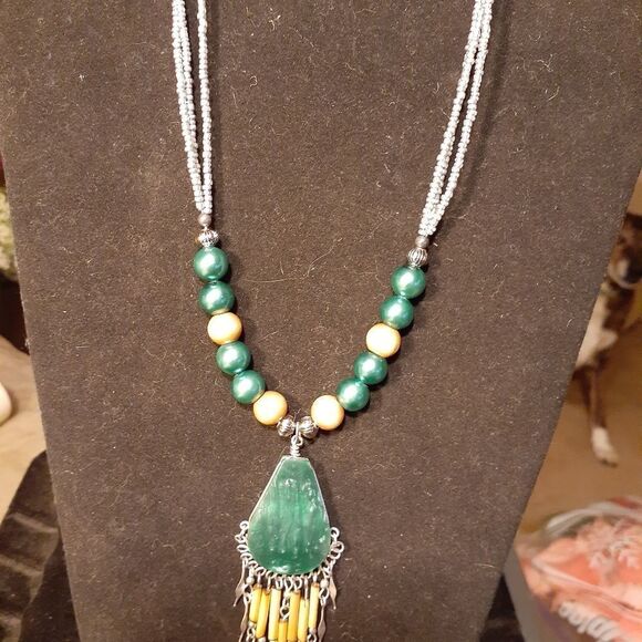 19" JADE PENDANT NECKLACE. TRIPLE STRAND - Picture 1 of 6